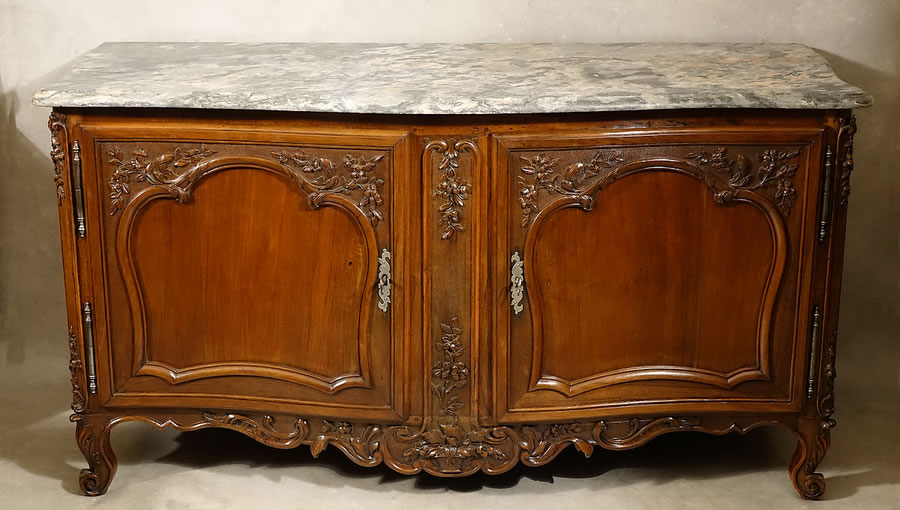 Grand  buffet de chasse galbé en noyer Languedoc Provence 18e